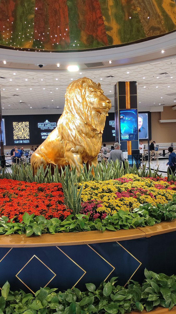 MichaelMonitz's tweet photo. The lion statue on the left is at MGM Grand Las Vegas. The lion statue on the right is at MGM Grand Detroit. https://t.co/K7UrthdNGs