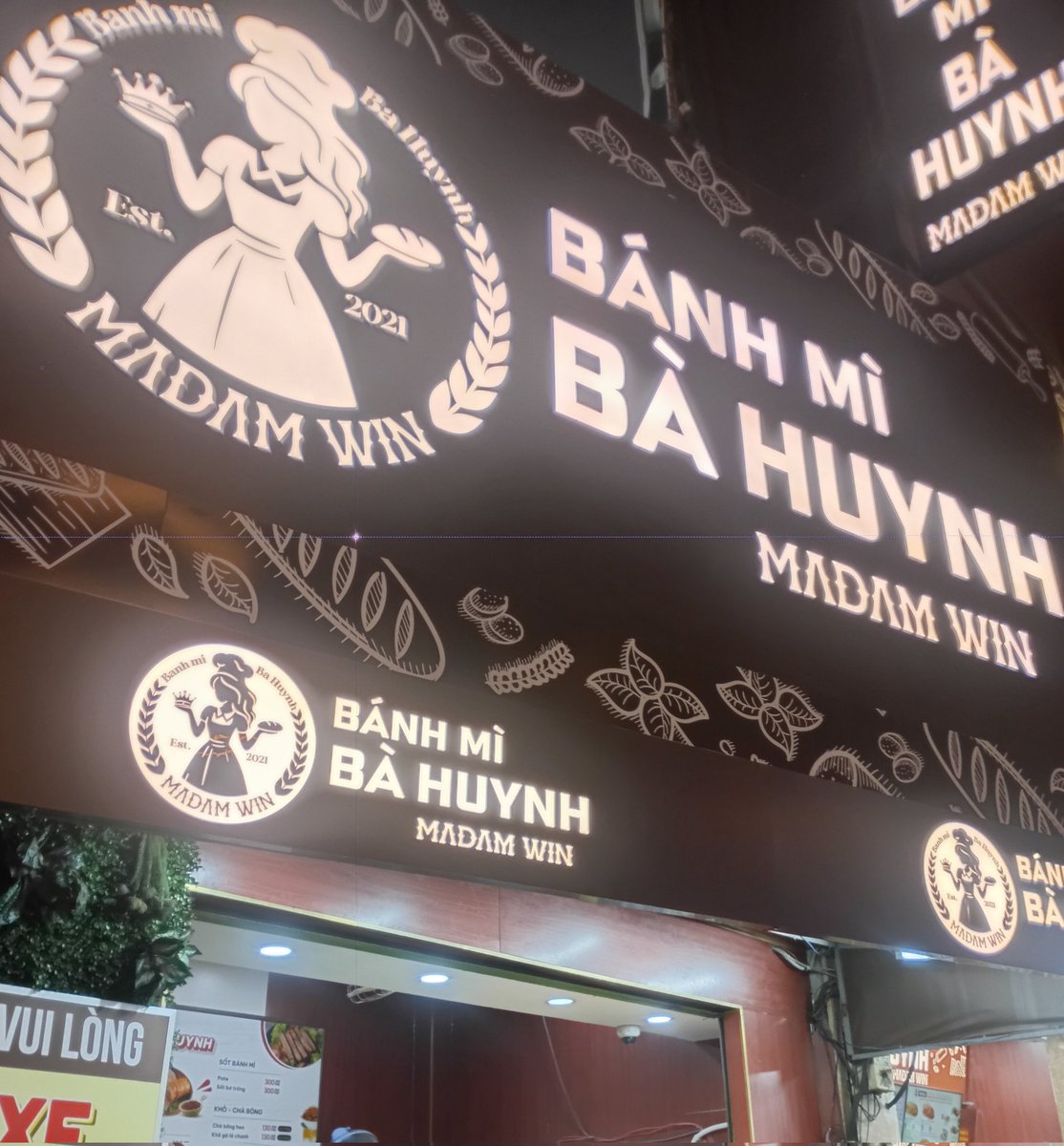 kijimuna2000's tweet photo. ベトナム🇻🇳 ホーチミンの旅ﾊﾟｰﾄ1️⃣3️⃣
バイン·ミー🥖
バゲットにハム、レバーパテ、パクチー、人参&amp;大根のなますなどを挟んだベトナム風サンドイッチ🥪
袋に入ってる具材を自分で作る感じで上手くできなかった(写真３&amp;４枚目)🙄
https://t.co/IgVYSLqxoR https://t.co/xaiNyarXhB