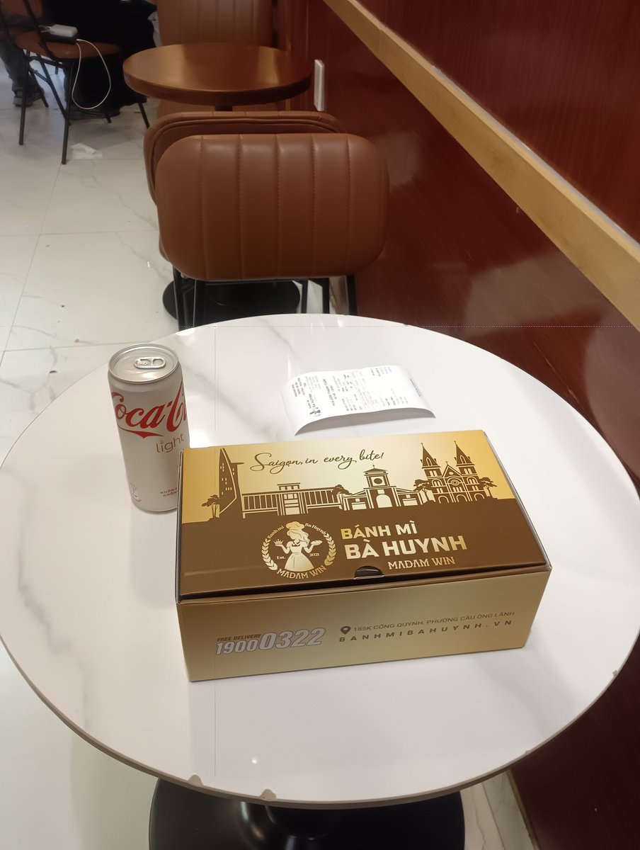 kijimuna2000's tweet photo. ベトナム🇻🇳 ホーチミンの旅ﾊﾟｰﾄ1️⃣3️⃣
バイン·ミー🥖
バゲットにハム、レバーパテ、パクチー、人参&amp;大根のなますなどを挟んだベトナム風サンドイッチ🥪
袋に入ってる具材を自分で作る感じで上手くできなかった(写真３&amp;４枚目)🙄
https://t.co/IgVYSLqxoR https://t.co/xaiNyarXhB