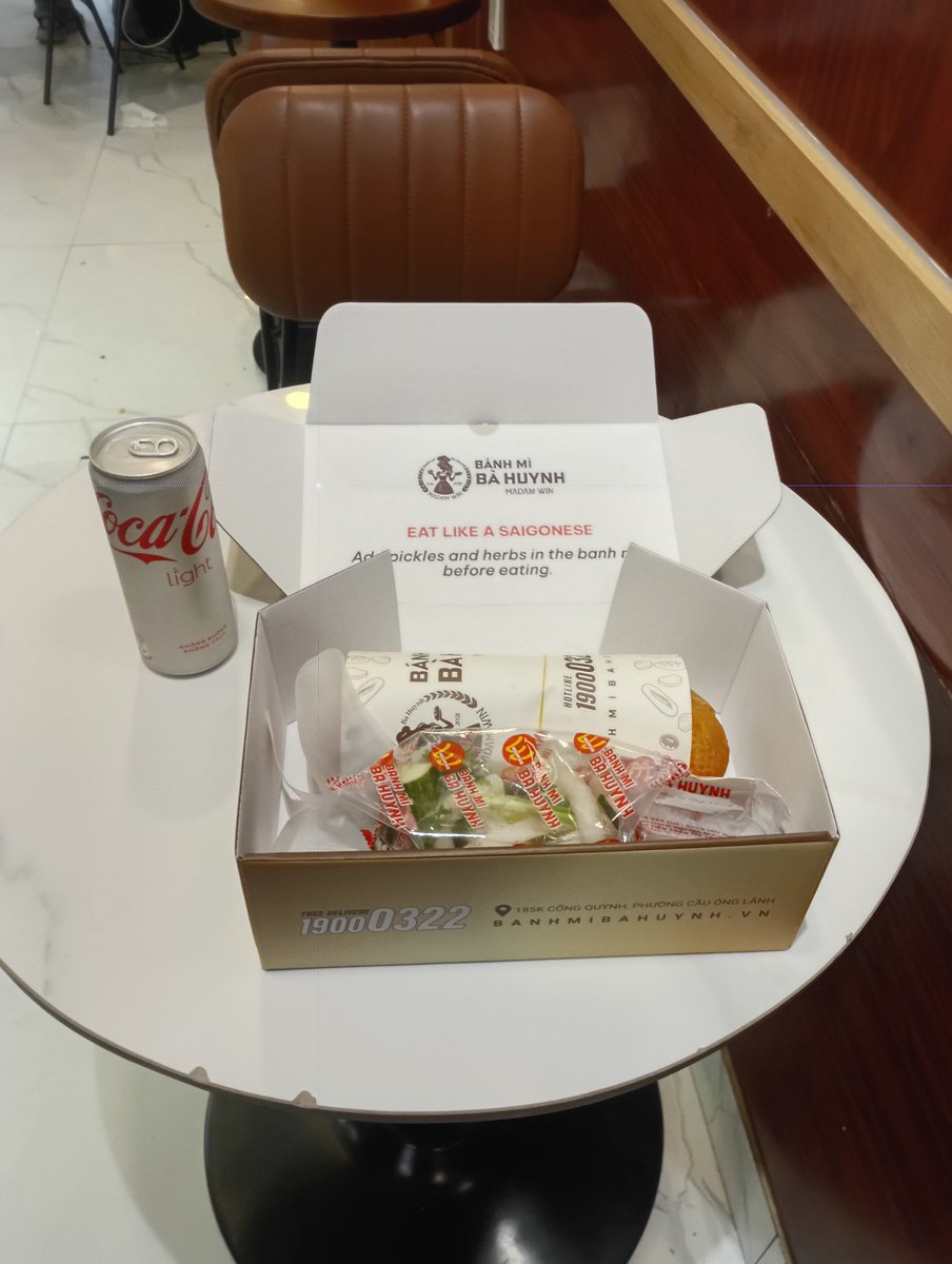 kijimuna2000's tweet photo. ベトナム🇻🇳 ホーチミンの旅ﾊﾟｰﾄ1️⃣3️⃣
バイン·ミー🥖
バゲットにハム、レバーパテ、パクチー、人参&amp;大根のなますなどを挟んだベトナム風サンドイッチ🥪
袋に入ってる具材を自分で作る感じで上手くできなかった(写真３&amp;４枚目)🙄
https://t.co/IgVYSLqxoR https://t.co/xaiNyarXhB
