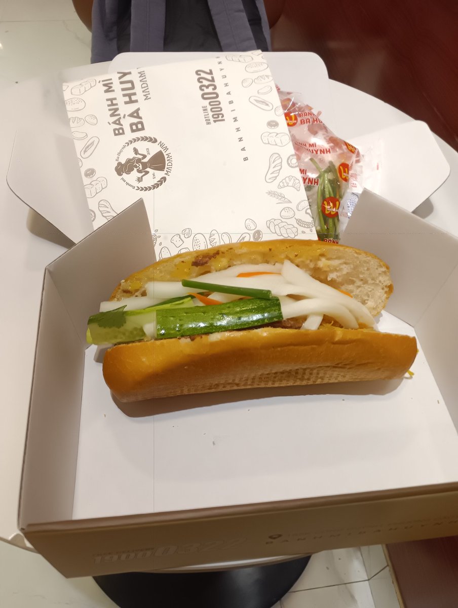 kijimuna2000's tweet photo. ベトナム🇻🇳 ホーチミンの旅ﾊﾟｰﾄ1️⃣3️⃣
バイン·ミー🥖
バゲットにハム、レバーパテ、パクチー、人参&amp;大根のなますなどを挟んだベトナム風サンドイッチ🥪
袋に入ってる具材を自分で作る感じで上手くできなかった(写真３&amp;４枚目)🙄
https://t.co/IgVYSLqxoR https://t.co/xaiNyarXhB