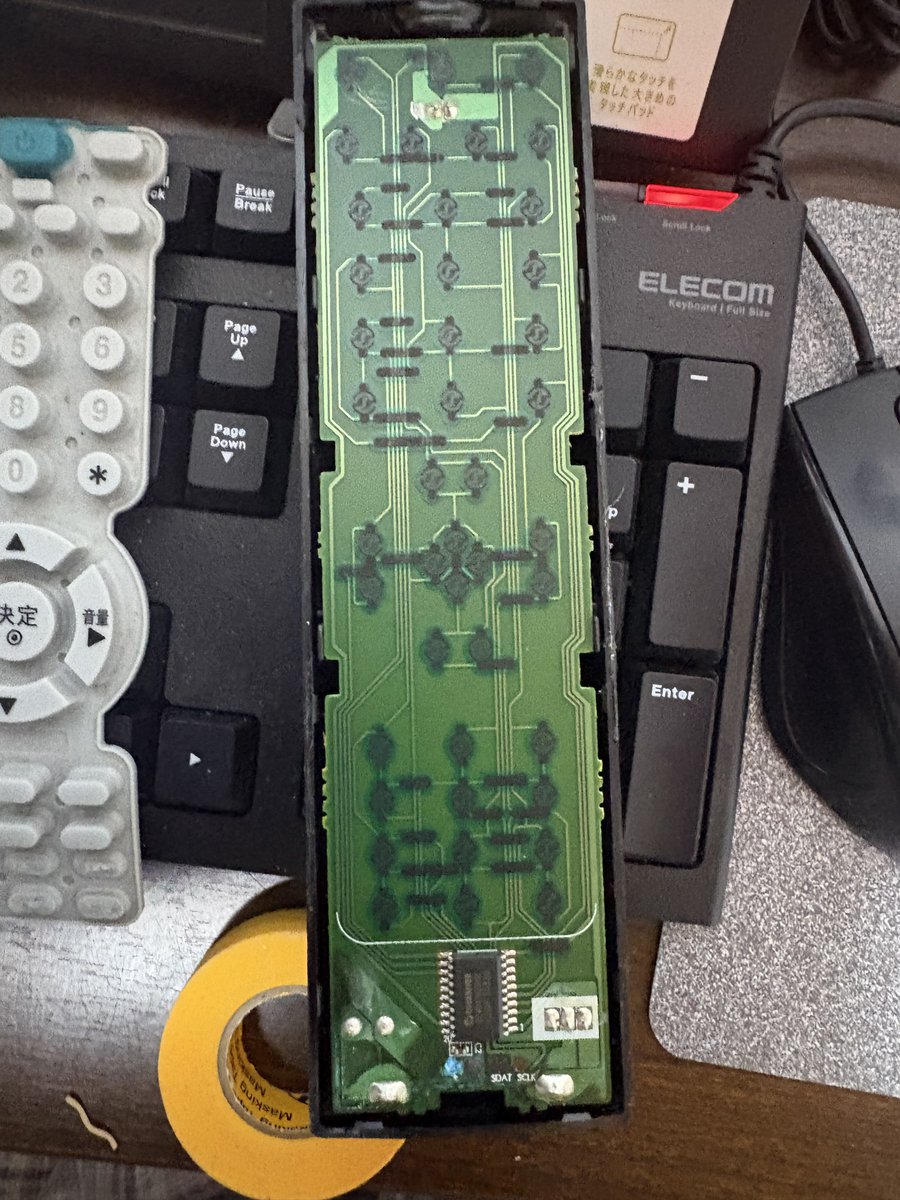 Jk1Pmm's tweet photo. そもそもこれは何の装置なのか、広範囲の基板写真や接続先の回路やICが見えないと誰も正解に辿り着けない

というリプを頂戴したので以下に

これはLGのモニタのリモコンです
2009年式？のM23WSという型番です
以下にリモコンの全体写真を投下します

IC国内入手不可
コンデンサは16V49μF
LED交換済 https://t.co/u9HPuMZW2b