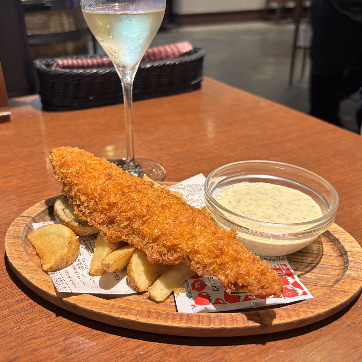 hap_chitose's tweet photo. 国内線3F「ジアス ルーク＆タリー」のご紹介🍸
オホーツク網走の自然に育まれた山海の幸でこだわりのメニューを提供する #新千歳空港 きっての本格Bar🍹ファン多数のホッケフライは特製タルタルソースと一緒に💖平日17時までは手軽に楽しめるハッピーアワーセットも✨一杯からぜひお立ち寄りください🍷 https://t.co/742YRjLo3M