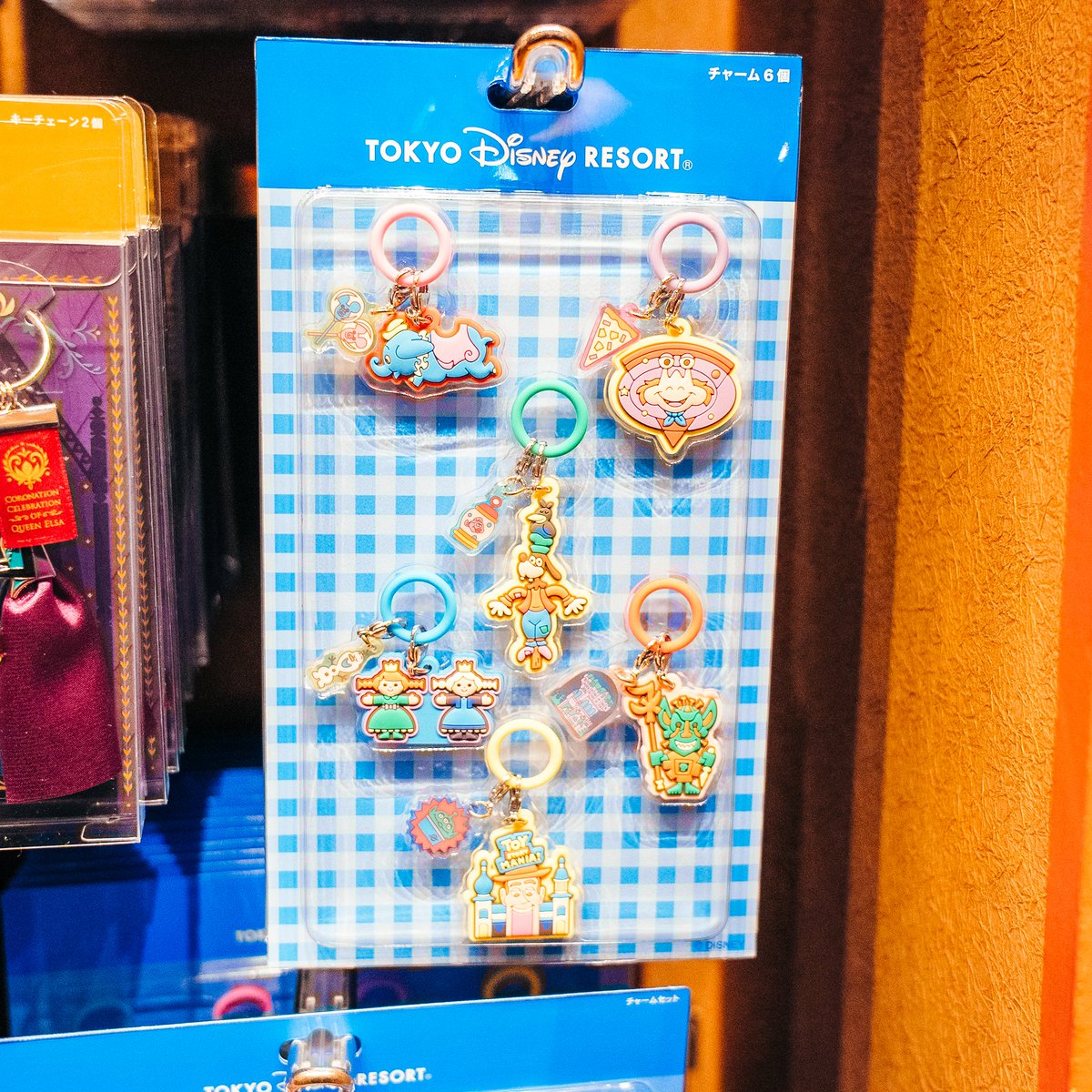 Dlovefufu's tweet photo. ディズニーで販売されているめじるしチャーム！

ベイマックス、ズートピア、アトラクションシリーズなど可愛いものばかり✨

#TDR_now #TDR__now #TDR_MD https://t.co/crrJwhpU43