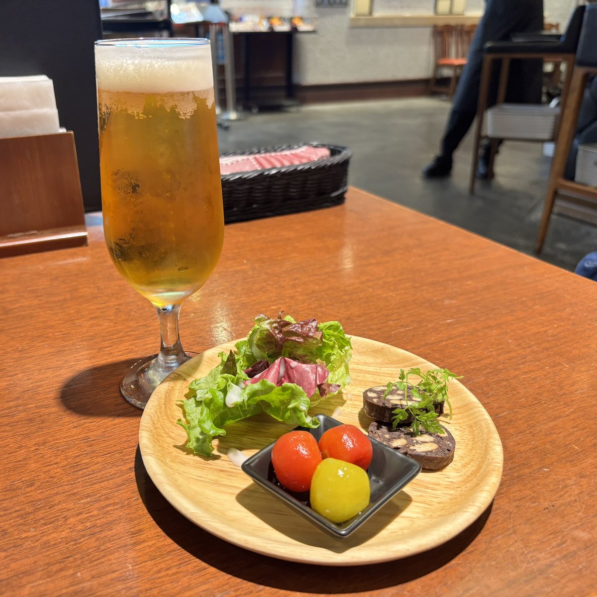 hap_chitose's tweet photo. 国内線3F「ジアス ルーク＆タリー」のご紹介🍸
オホーツク網走の自然に育まれた山海の幸でこだわりのメニューを提供する #新千歳空港 きっての本格Bar🍹ファン多数のホッケフライは特製タルタルソースと一緒に💖平日17時までは手軽に楽しめるハッピーアワーセットも✨一杯からぜひお立ち寄りください🍷 https://t.co/742YRjLo3M