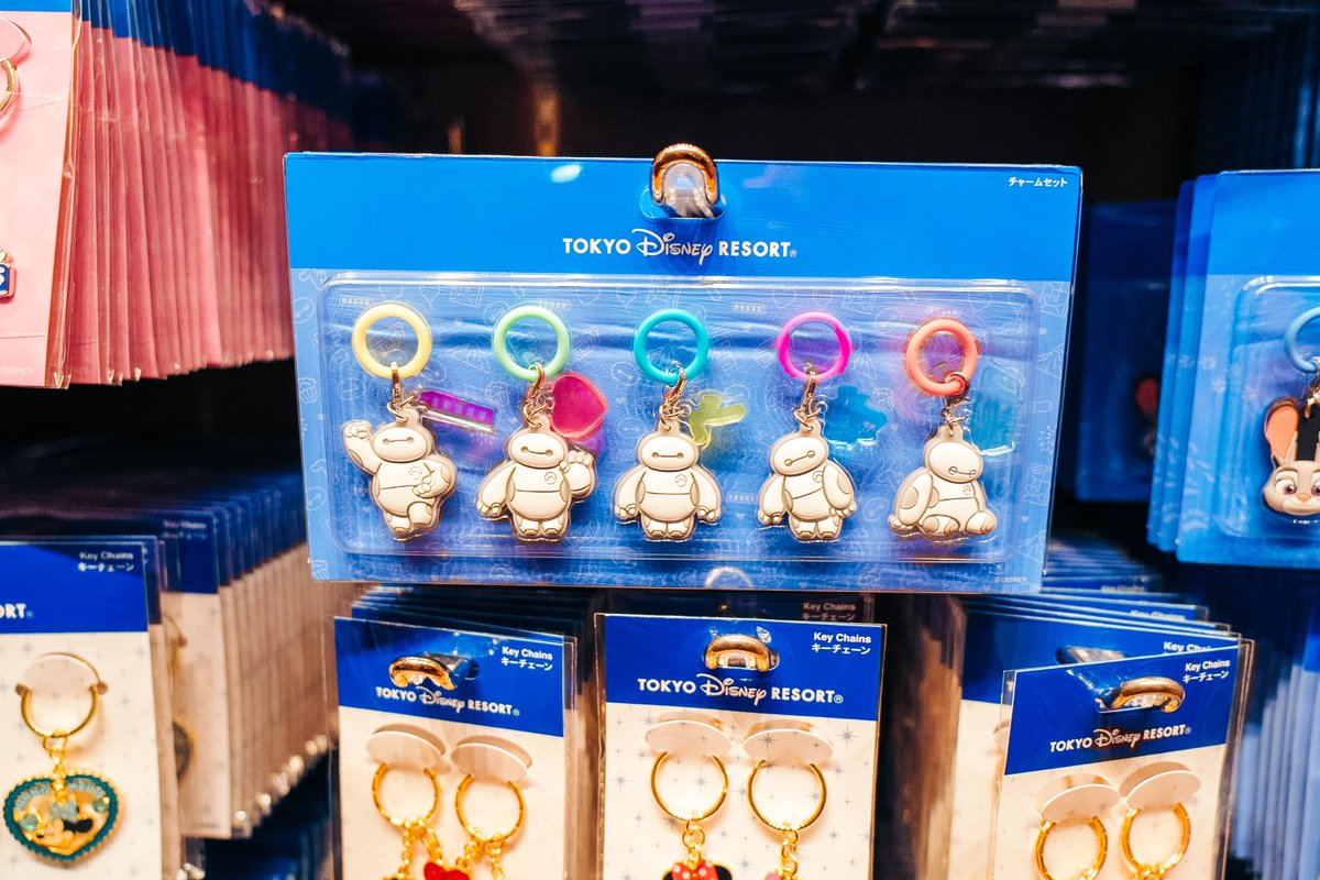 Dlovefufu's tweet photo. ディズニーで販売されているめじるしチャーム！

ベイマックス、ズートピア、アトラクションシリーズなど可愛いものばかり✨

#TDR_now #TDR__now #TDR_MD https://t.co/crrJwhpU43