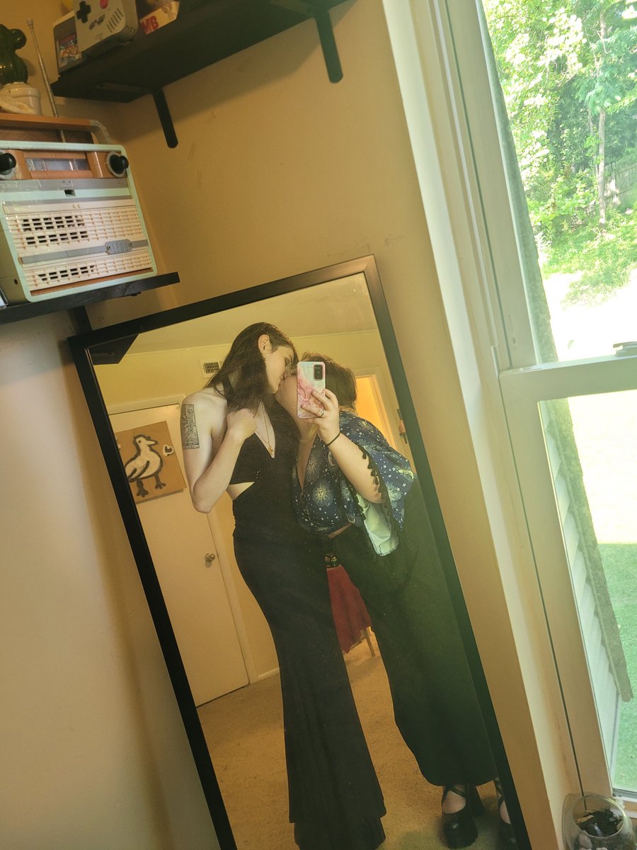 StarsAbove8's tweet photo. Third anniversary with my perfect girl

I love you, honey bee 🐝 💍 https://t.co/oZIvqzRey1