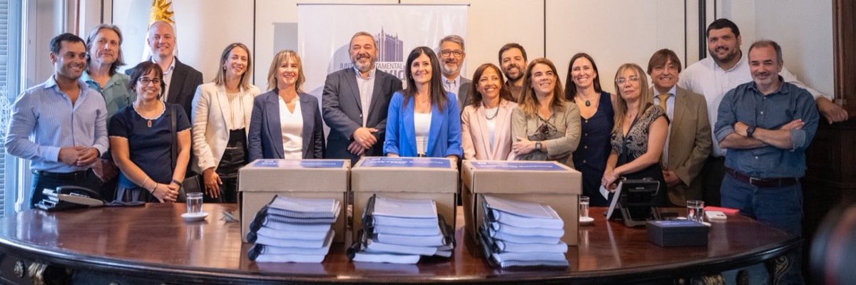 ClaudioVisillac's tweet photo. Con mucho diálogo y apertura demostramos que se puede poner a la gente como prioridad. El de hoy es un gran triunfo. A 329 días de este nueva inicio: convenio colectivo con trabajadores, presupuesto quinquenal, Plan calles, veredas, limpieza y saneamiento.
¡Arriba Montevideo! 🙌🏽 https://t.co/widkUmjill
