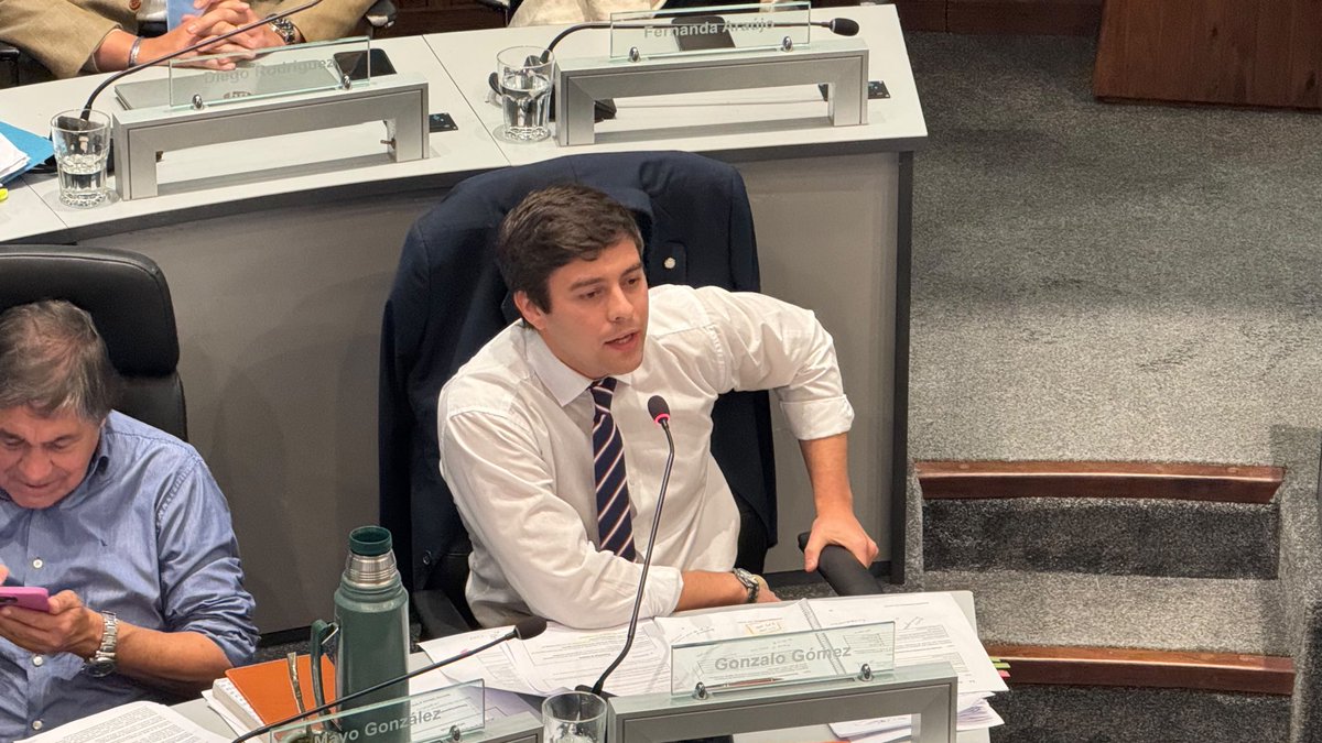 GonzaloGomez03's tweet photo. Hoy el Frente Amplio votó endeudar a los montevideanos en US$ 260 millones, una deuda a pagar hasta el año 2050.

Con esta decisión se compromete a cinco futuras administraciones para financiar obras que deberían haber sido contempladas y priorizadas dentro del propio presupuesto departamental.

Montevideo necesita soluciones, pero también responsabilidad en el manejo de los recursos públicos. No corresponde seguir trasladando costos a las próximas generaciones para atender cuestiones que forman parte de las obligaciones básicas de cualquier gobierno departamental.

Las prioridades de los vecinos debieron estar reflejadas en el presupuesto. Por eso no podemos avalar que se recurra al endeudamiento para financiar obras que integran el ABC de la gestión municipal.