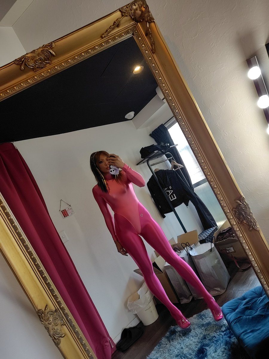 zebra_zx10r's tweet photo. 明日、ゆっくり陽がおちつく時間帯の2枠空いてます💜
ツヤテカな衣装がたくさん増えました！！ https://t.co/5W4HudxMF0