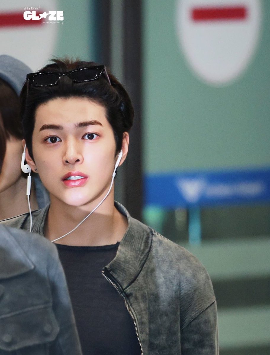 ddkeonhoo's tweet photo. STYLE KACAMATA DI KEPALA &amp; EARPHONE INITU BENERAN LEE SEJIN CODED BGT?!?! 😭😭🖤

GANTENG BGTTTT LEE SEJIN INI 😭😭😭😭🖤 https://t.co/koxsv3ztIb