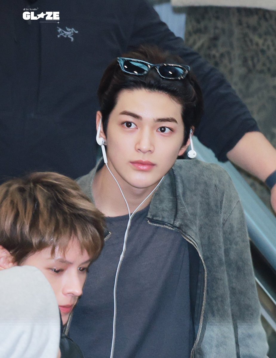 ddkeonhoo's tweet photo. STYLE KACAMATA DI KEPALA &amp; EARPHONE INITU BENERAN LEE SEJIN CODED BGT?!?! 😭😭🖤

GANTENG BGTTTT LEE SEJIN INI 😭😭😭😭🖤 https://t.co/koxsv3ztIb