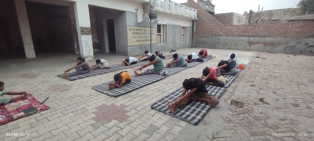 joti_sangrur's tweet photo. अज्ञानी पुरुष कुछ न करते हुए भी क्षोभवश सदा व्यग्र ही रहता है, योगी पुरुष बहुत से कार्य करता हुआ भी शांत रहता हैं।
योग आपको अपनी सीमाओं को पार करने में और अपनी पूर्ण क्षमता को प्राप्त करने में मदत करता है
#CMDiYogshala
@cmdiyogshala 
@PbGovtIndia @AAPbalbir @KamleshMSU https://t.co/BN3cFvYqpC