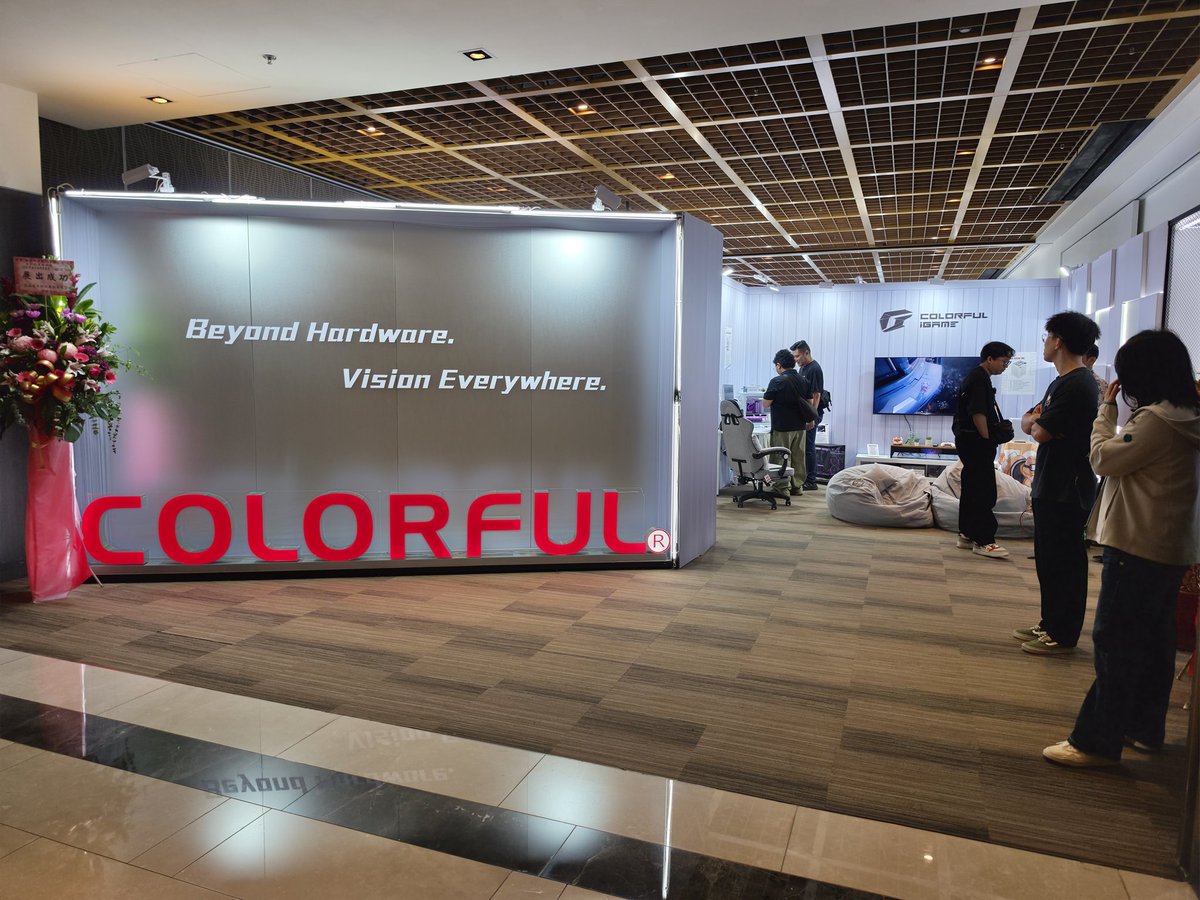 madness727's tweet photo. Visiting Colorful today
You are immediately greeted with their full Cable-Less iGame Ultra-Zero PC using BTF 3.0 connectors
Even the PSU is cable-less! https://t.co/KgEdpQb4Tv