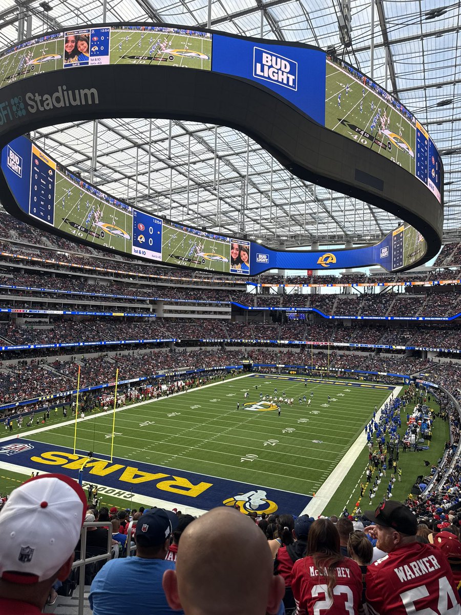 carpenterjayy's tweet photo. @Wolin805 @sreinert6685 @TerryinSoCalif @RapSheet Zoom in lil nigga joke will last longer than that “fanbase” of yours 😿😿 https://t.co/T3E3Hq2AeX
