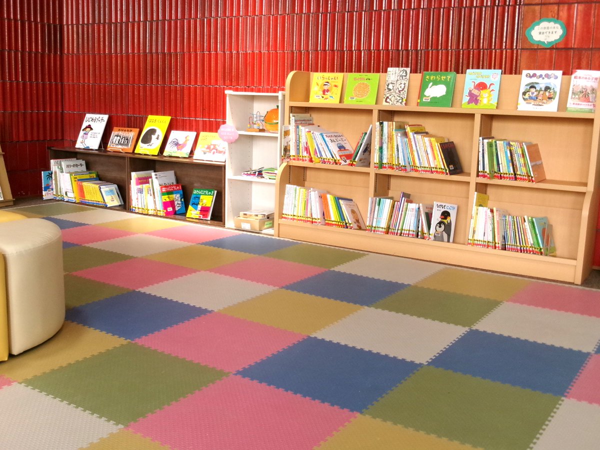 shiga_lib's tweet photo. １階談話室の本がパワーアップ！育児・仕事復帰に役立つ本やお子さんと一緒に読みたくなる絵本が増えました。パパママやお子さんにぴったりの本を探してみませんか？
そして、6月17日（水）より談話室にて託児サービスを再開します！詳しくはこちらから
https://t.co/em7C8nZlCD https://t.co/fWWJuxloAM