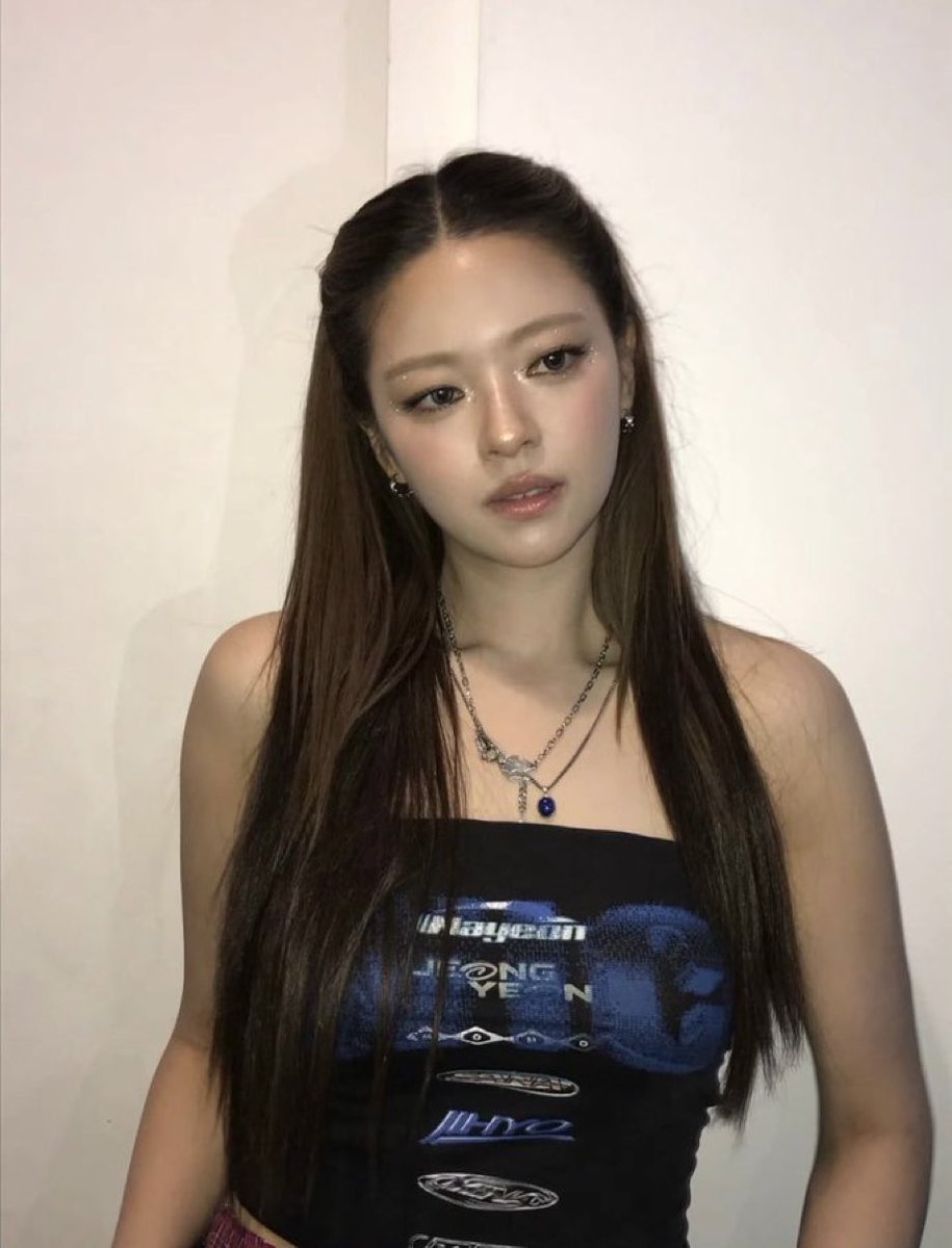 gfyeaji's tweet photo. ela ta estranhamente parecida com a jihyo nessa foto 🧐 https://t.co/gVMXiOjhSb