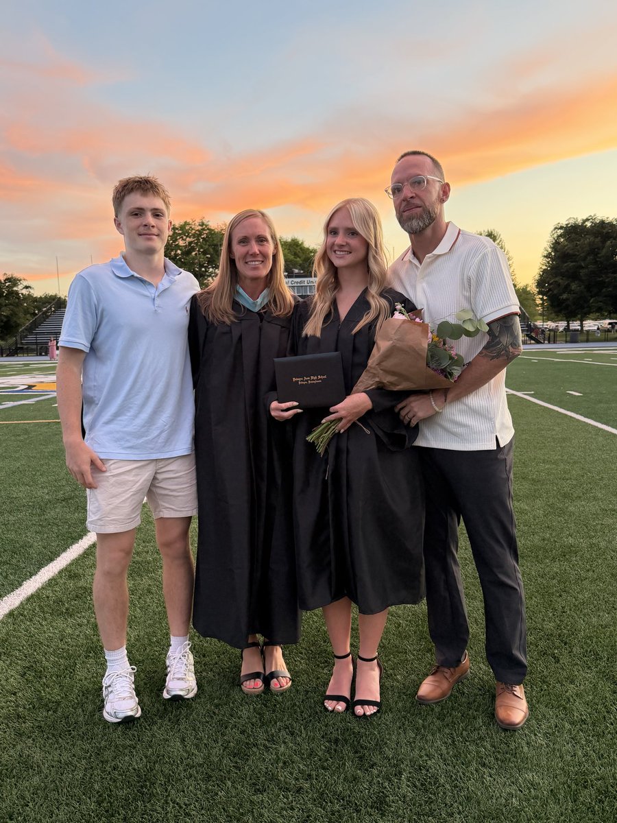 MrsAMHarrison's tweet photo. A beautiful evening to be a proud @PalmyraSchools mom and principal 🐾🥰🎉🙌🏻!  So proud of our Jaci! Congratulations to the Class of 2026! #foreveracougar 🧡🖤🐾 https://t.co/GvinLvjmHP