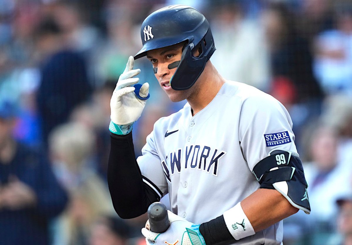 UncoveredMLB's tweet photo. The worst news imaginable for Yankees fans:

Aaron Judge will miss at least the next 4-6 weeks, potentially longer due to a fractured rib in his right ribcage 

After the 4-6 weeks is when the Yankees medical staff will determine next steps https://t.co/NpqJzkXBg7