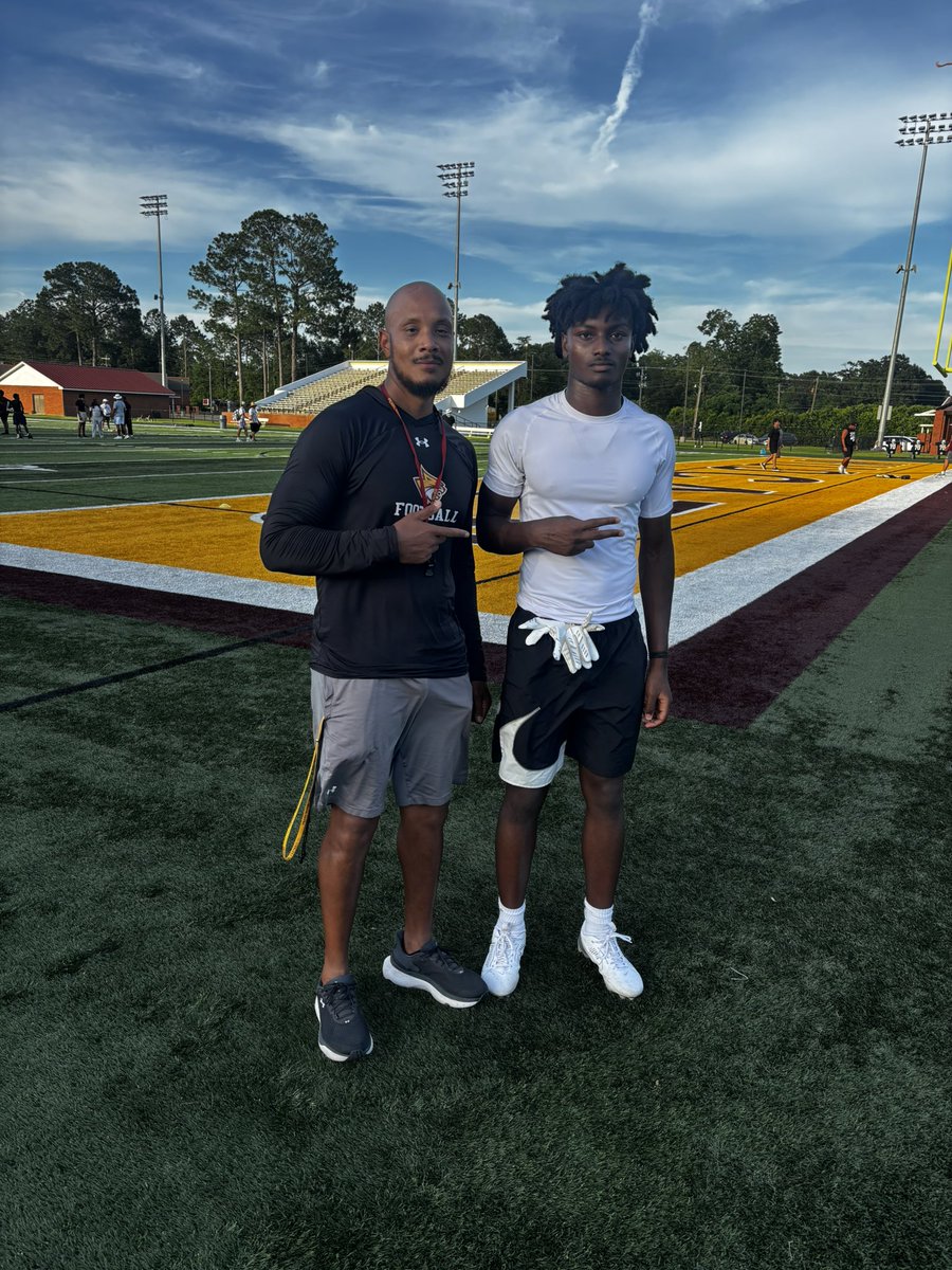 itzlos_0's tweet photo. I am Blessed to Receive an Offer, after a great camp workout at @PearlRiverFB and conversation with @CoachTSims. #JACKBOYZ😈 https://t.co/qTZAwsFHgB