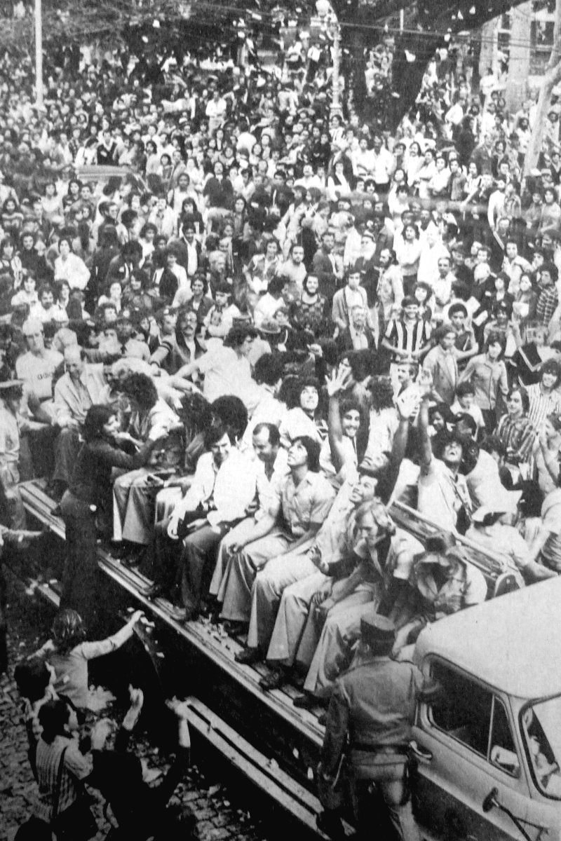 TimedopovoSC's tweet photo. O dia que o Figueirense parou Florianópolis

No dia 05/10/1975 o Figueirense derrotou o Bahia em plena Arena Fonte Nova e se classificou para a segunda fase do Campeonato Brasileiro daquele ano.

No dia seguinte a delegação alvinegra foi recebida com festa, um Mar Alvinegro tomava conta das ruas de Florianópolis.

O orgulho se traduziu numa enorme projeção popular e o time desfilou em carro aberto através de uma multidão de torcedores que se concentrava na Praça XV de Novembro.