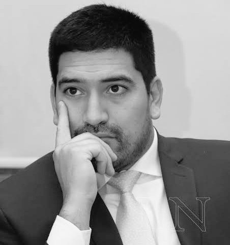 CuartoPoder_Py's tweet photo. 🔴 DIPUTADO MAURICIO ESPÍNOLA IMPLICADO EN ACCIDENTE CON DERIVACIÓN FATAL Y FISCALÍA INVESTIGA HOMICIDIO CULPOSO

◾El percance automovilístico que involucra directamente al diputado nacional Mauricio Espínola, ocurrido a mediados de mayo, ha tomado un giro definitivo tras confirmarse el fallecimiento del motociclista Emilio Benítez Chaparro, de 30 años de edad. A raíz de este desenlace, el @MinPublicoPy asumió la titularidad plena de la causa, disponiendo la modificación inmediata de la carátula fiscal para investigar al legislador bajo la figura jurídica de homicidio culposo.

◾El siniestro vial se registró sobre la intersección de la avenida Kubitschek y la calle Cerro Corá, en la ciudad de Asunción. En el suceso se vieron involucrados una camioneta Toyota Fortuner, conducida por el parlamentario colorado, y una motocicleta Kenton GTR 150, guiada por la víctima. Tras el fuerte impacto, Benítez Chaparro sufrió un traumatismo craneoencefálico moderado y permaneció internado en el Hospital de Trauma hasta confirmarse su deceso a raíz de la gravedad de las lesiones recibidas.

◾La fiscal del caso, Mercedes Vera, ratificó el cambio en la línea de investigación judicial, la cual se inició originalmente bajo la tipificación de daños materiales y lesiones en accidente de tránsito. Asimismo, las autoridades intervinientes detallaron que la prueba de alcotest practicada al diputado Espínola arrojó un resultado negativo en el momento del procedimiento. En el marco de las diligencias, trascendió que el legislador cubrió los gastos de internación médica y posteriormente colaboró con los costos del sepelio, habiendo suscrito un acuerdo privado con los familiares directos de la víctima. No obstante, el Ministerio Público continuará de oficio con la persecución penal y prevé convocar a los parientes en los próximos días para avanzar de manera formal con el procesamiento legal del caso.

◾A la par de la responsabilidad del conductor, la pesquisa también pone el foco sobre el actuar de los agentes de la Comisaría 7ma de Asunción, encargados de labrar el acta policial inicial. Existen cuestionamientos en torno a supuestas irregularidades cometidas en los primeros procedimientos, tales como la omisión de datos cruciales, la deficiente preservación de evidencias y la exclusión del testimonio clave de una persona que brindó los primeros auxilios al motociclista en el sitio del accidente.
Vía @LaNacionPy