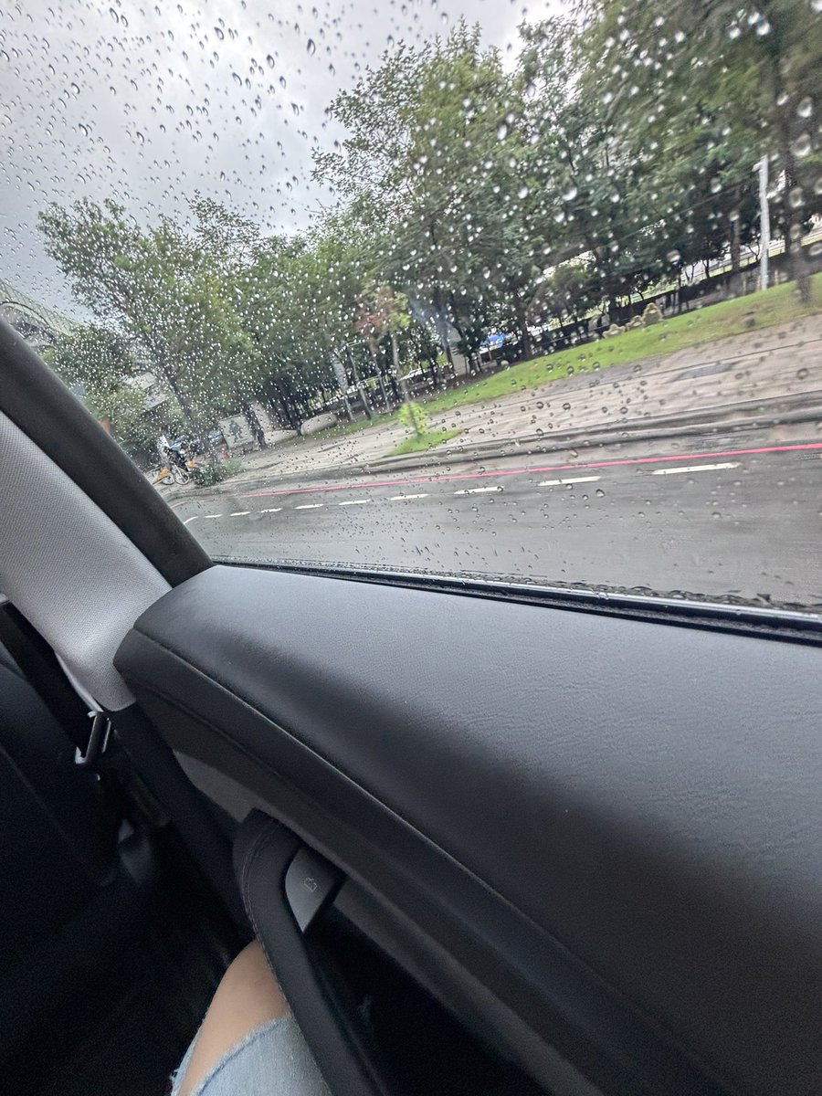 Radblue1115's tweet photo. 下雨天☔️上班囉！
這種天氣🌧️客人竟然要去阿里山爬山
我看我不上去爬山！
我怕我是去摔跤的！
哈哈哈🤣 https://t.co/IwvHThahmI