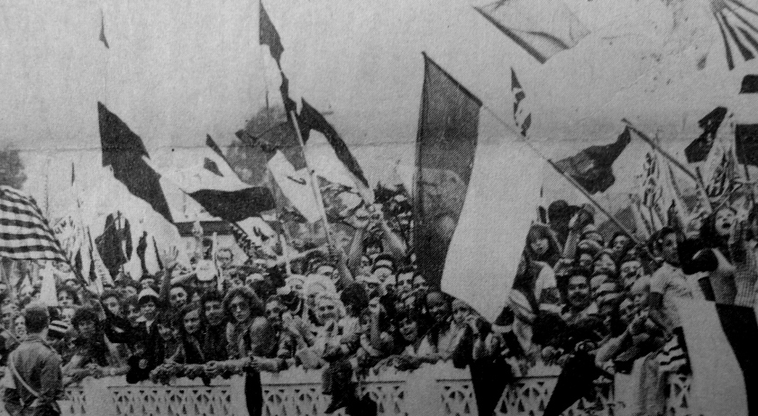 TimedopovoSC's tweet photo. O dia que o Figueirense parou Florianópolis

No dia 05/10/1975 o Figueirense derrotou o Bahia em plena Arena Fonte Nova e se classificou para a segunda fase do Campeonato Brasileiro daquele ano.

No dia seguinte a delegação alvinegra foi recebida com festa, um Mar Alvinegro tomava conta das ruas de Florianópolis.

O orgulho se traduziu numa enorme projeção popular e o time desfilou em carro aberto através de uma multidão de torcedores que se concentrava na Praça XV de Novembro.