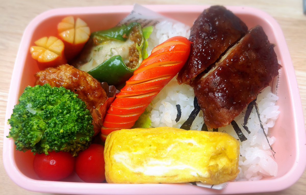 yo_a0721's tweet photo. 相沢さんで買った「とっても真面目な豚の焼きつくね」をご飯に乗せてAKKIのごはん屋さんのミートでピーマンのチーズミート作って今日のお弁当も完成‼️ブロッコリーにもチーズを挟んで焼いてみた😋自然解凍の安心な冷凍食品探してます😊@AIZAWA_FOOD  @akki0202 https://t.co/VlVVITfwhg