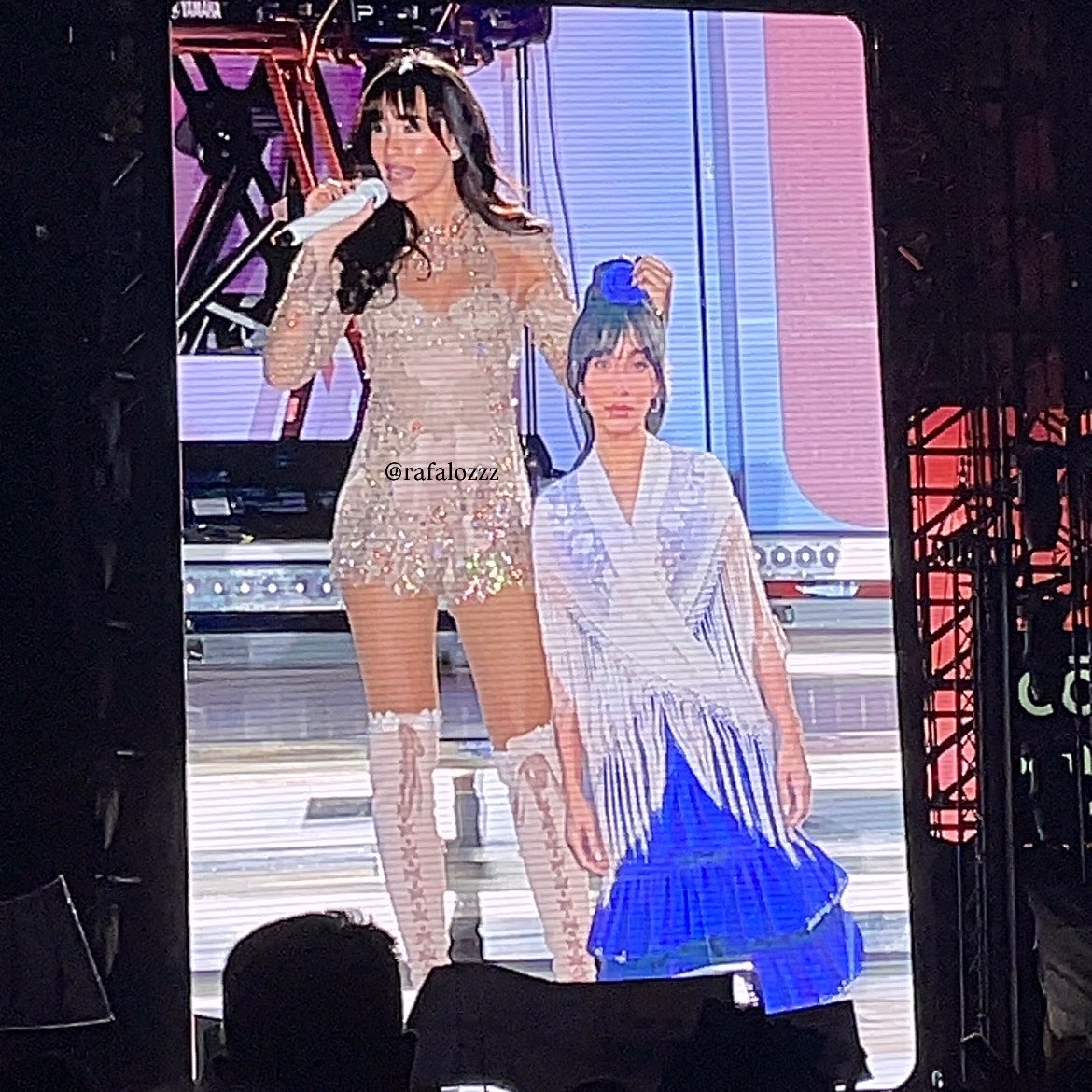 rafalozzz's tweet photo. ✨ AITANA con su AITANA CARTÓN con VESTIDO DE GITANA en SEVILLA:

“de pequeña solía venir y algún día volveré pero no solo a la fotito” https://t.co/WEGngl6nZu