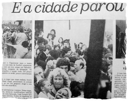TimedopovoSC's tweet photo. O dia que o Figueirense parou Florianópolis

No dia 05/10/1975 o Figueirense derrotou o Bahia em plena Arena Fonte Nova e se classificou para a segunda fase do Campeonato Brasileiro daquele ano.

No dia seguinte a delegação alvinegra foi recebida com festa, um Mar Alvinegro tomava conta das ruas de Florianópolis.

O orgulho se traduziu numa enorme projeção popular e o time desfilou em carro aberto através de uma multidão de torcedores que se concentrava na Praça XV de Novembro.