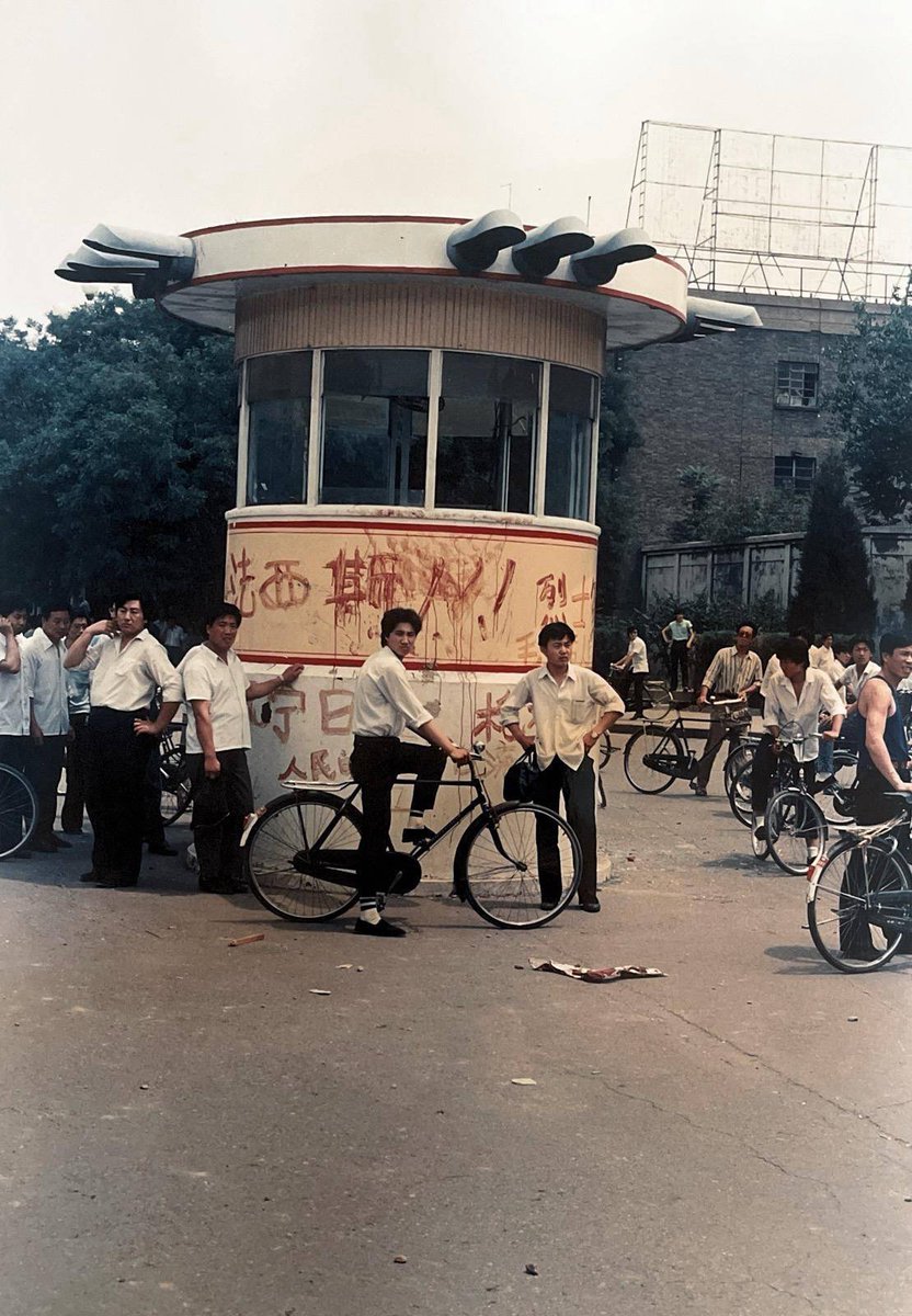 whyyoutouzhele's tweet photo. 你没有看过的六四系列图片展（31）

37年前的今天，那就是公元1989年。
6月4日，在中华人民共和国首都北京发生了一场震惊世界的大屠杀事件。
对于无数中国人而言，这是一个难以忘却的日子；而对于世界历史而���，这也是一个具有深远影响的日子。
当时，历时数周的学生民主运动和市民抗议，最终遭到武力镇压。坦克、装甲车和全副武装的军队进入北京城区，大量平民和学生伤亡。这场事件不仅改变了许多中国人的命运，也让国际社会重新认识了专制政权与公民社会之间的关系。
此后的数年间，东欧共产主义阵营相继发生剧变，柏林墙倒塌、东欧多国实现民主转型、冷战结束。虽然历史进程由多种因素共同推动，但北京发生的一切，无疑成为当时全球关注的重要事件之一。

图片一：学生们走上街头，为民主、自由与改革发声。路灯杆上张贴着“请市民今晚来保护学生”的告示。这张照片记录了当时学生与市民之间守望相助的关系，也从侧面反映出许多人对于局势发展的担忧。在那个特殊的历史时刻，普通民众与学生站在一起，共同表达对未来的期待。这也是中国共产党把其所豢养的军队推向的普罗大众的对立面的最客观的历史见证.

图片二：枪声响起后，伤者不断被送往医院。由于担架短缺，人们临时拆下街边长椅充当担架。照片中，护士与市民正奋力将伤者抬上救护车。从那位女护士焦急而坚定的神情，以及周围人凝重的目光中，人们能够感受到生死时速下的紧张与悲痛。

图片三：青春本应绽放，却在那个夏夜戛然而止。一位位年轻生命永远停���在最美好的年华。这些照片不仅记录了个体的悲剧，也成为那场流血事件无法抹去的历史见证。

图片四：学生和市民远远注视着对面的军队。曾经被许多人视为“人民子弟兵”的军人，此刻却以全副武装的姿态出现在首都街头。面对坦克和机枪扫射，人们既震惊又愤怒，不断高呼“法西斯”,“法西斯”的口号，并将这种愤怒书写在街头巷尾或墙壁之上。照片定格了那个时代最尖锐的对峙，也记录下民众面对武力时不愿沉默的声音。

三十七年过去了，历史或许会被尘封，记忆却不应被遗忘。

纪念六四，不仅是为了悼念逝去的生命，更是为了守护历史真相；不仅是为了回顾过去，也是为了让后人明白：自由、人权与尊严，从来都不是理所当然获得的，它们往往需要一代��一代人的坚持与守护。

拒绝遗忘，真相存在于民间。欢迎私信向 @hrichina  投稿您手中的八九六四历史见证。

2026年6月4日