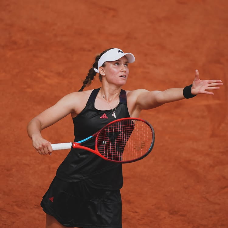 FaqReturns2024's tweet photo. TB when Lena played S. Williams at Roland Garros 2021 🔥🎾
What an iconic match that was for Rybka 🐟 against one of the best players in tennis, and emerging victorious from it 👏👏

🎞️Rybakqueena on IG

#Rybakina #RolandGarros #Greatness https://t.co/KH2TxygLnV