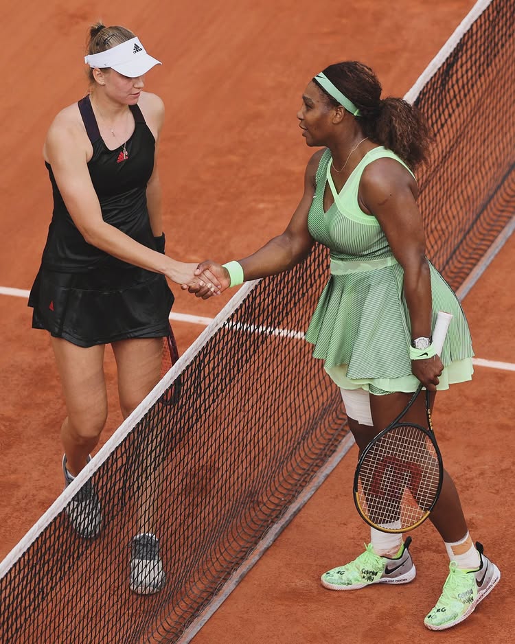 FaqReturns2024's tweet photo. TB when Lena played S. Williams at Roland Garros 2021 🔥🎾
What an iconic match that was for Rybka 🐟 against one of the best players in tennis, and emerging victorious from it 👏👏

🎞️Rybakqueena on IG

#Rybakina #RolandGarros #Greatness https://t.co/KH2TxygLnV