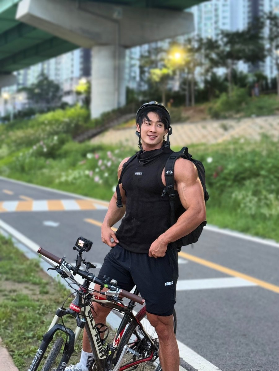 gymrazt's tweet photo. saat bersepeda pagi tiba tiba @kntldrian datang dan minta membuat konten, siapa sangka dia malah memainkan badan saya di pinggir jalan 

https://t.co/w0ZCCmtcr2 https://t.co/NvZTYtbjYw