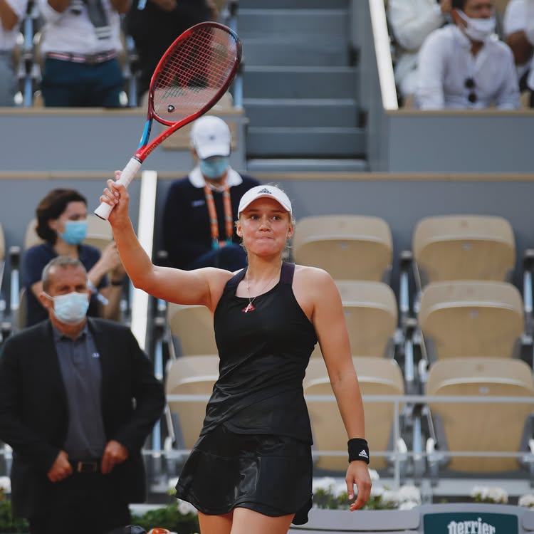 FaqReturns2024's tweet photo. TB when Lena played S. Williams at Roland Garros 2021 🔥🎾
What an iconic match that was for Rybka 🐟 against one of the best players in tennis, and emerging victorious from it 👏👏

🎞️Rybakqueena on IG

#Rybakina #RolandGarros #Greatness https://t.co/KH2TxygLnV