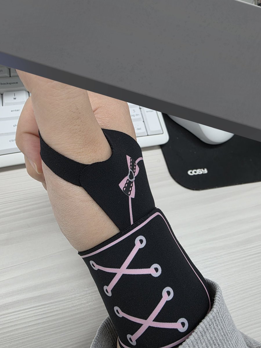 FD_zero___'s tweet photo. 4월에 펀딩 넣었던 손목보호대 왔어
빨리 보호대 귀엽다고 해줘 https://t.co/16M5iUMOkd