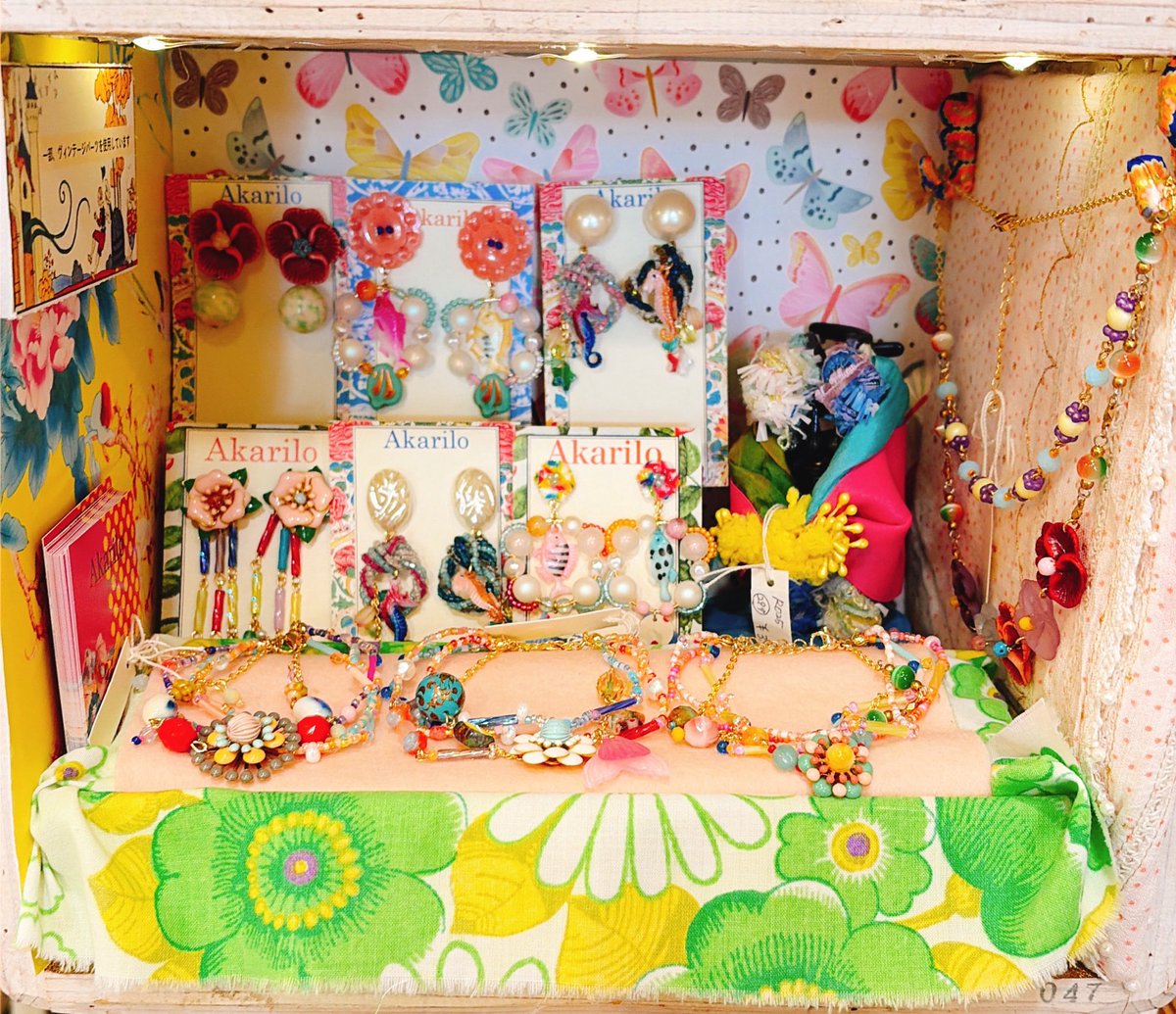 Akarilo1's tweet photo. おはようございます🌼

高円寺の @Tootickikoenji さんに納品したヘアクリップ 、大きめでがっちりと髪を纏められます🎀

結ぶには長さが足りないミディアムヘアも、サッパリと！

4種類のリボンを1つの生地にしたり、色々と工夫を凝らした、他には無いもの。

レジ横、Akarilo箱の奥に居ります…🎁 https://t.co/HLt6DqOj6D