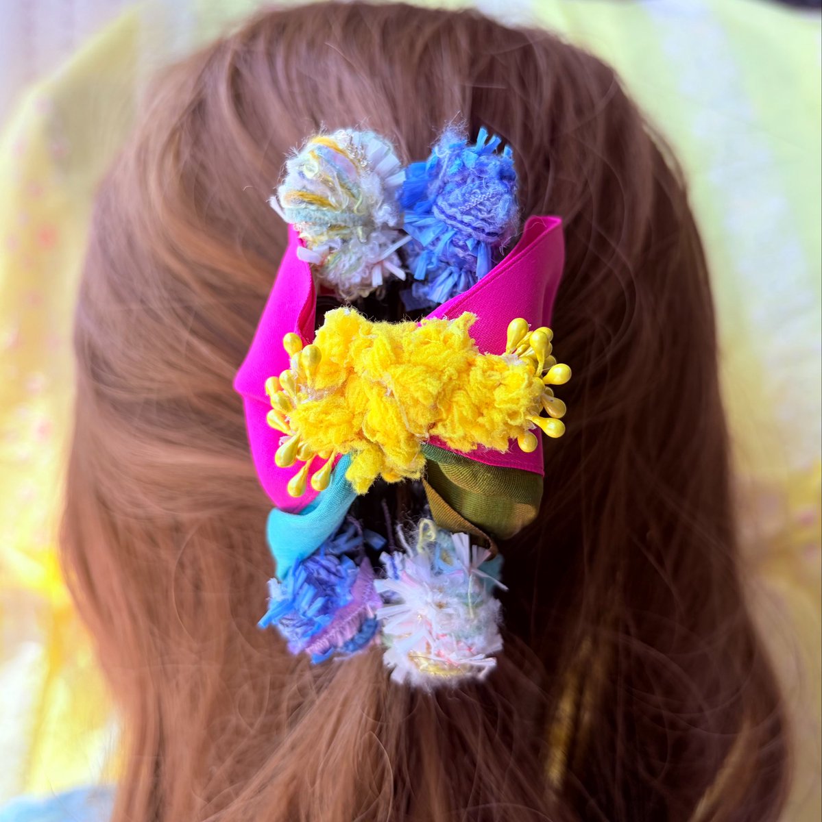 Akarilo1's tweet photo. おはようございます🌼

高円寺の @Tootickikoenji さんに納品したヘアクリップ 、大きめでがっちりと髪を纏められます🎀

結ぶには長さが足りないミディアムヘアも、サッパリと！

4種類のリボンを1つの生地にしたり、色々と工夫を凝らした、他には無いもの。

レジ横、Akarilo箱の奥に居ります…🎁 https://t.co/HLt6DqOj6D