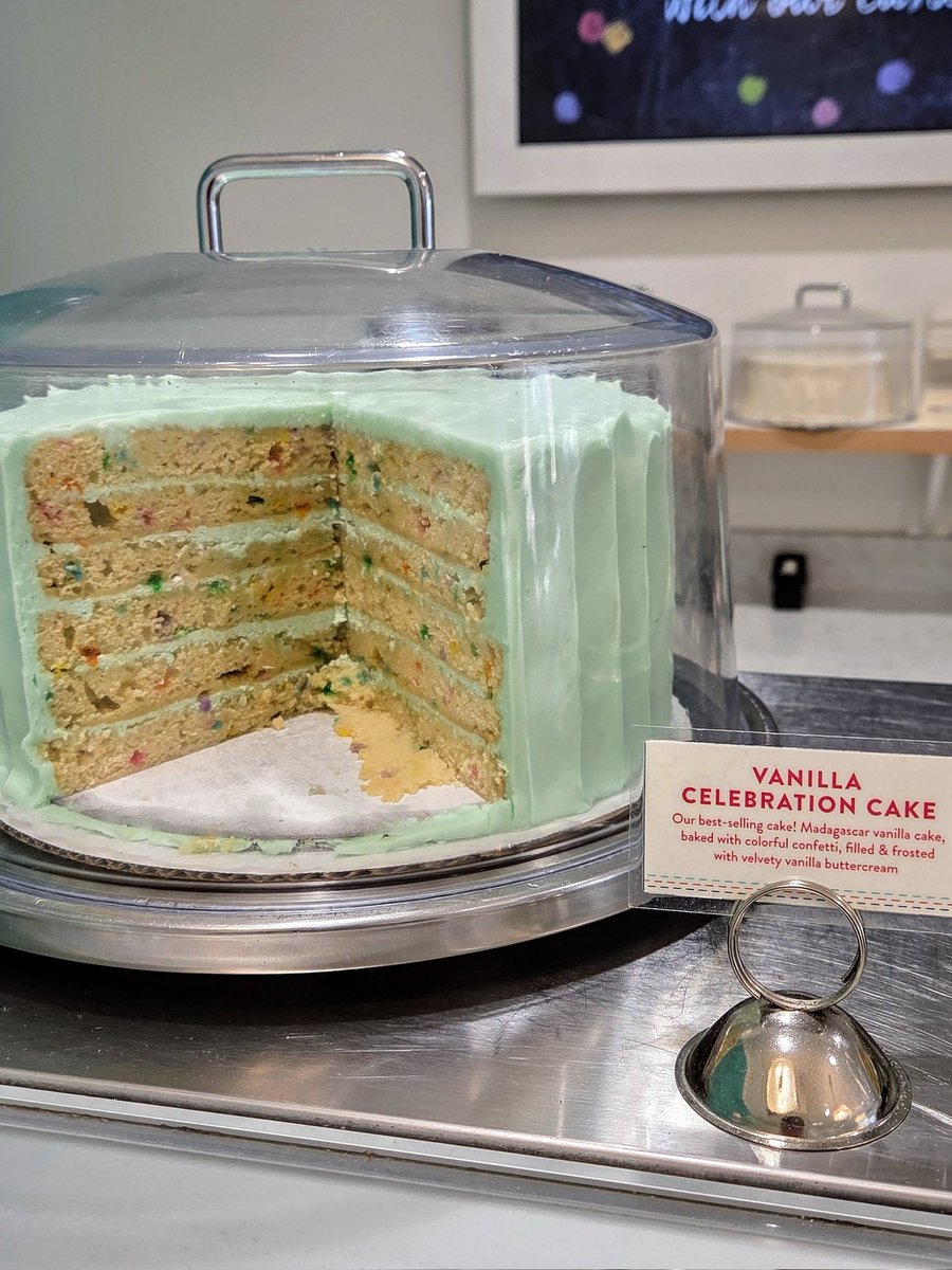 jacktla's tweet photo. Looked but did not touch. 🍰 https://t.co/wBiey0W7c6
