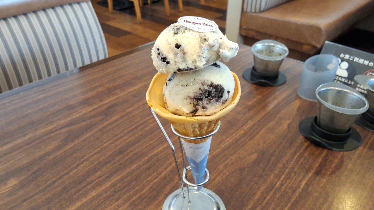 GoldwingSenCha's tweet photo. ジョナサン川崎宿河原店にて
リピート。
紅茶とハーゲンダッツクッキー＆クリームのフェア
でしたので試したところ
ザ無難！
ハズレではないガチャと言ったところでした。
特にクッキー＆クリームだけ注文できるのは
コスパ良く良心的ではなかろうか。 https://t.co/lV7uTpZU5R