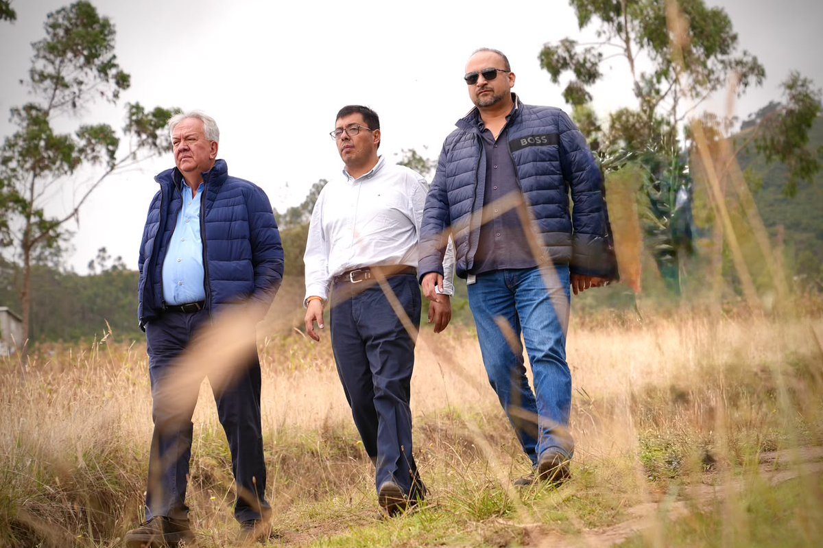 BDEcuadorBP's tweet photo. ✅​¡Avanzan las obras que dotan de servicios básicos a comunidades de #Imbabura!

El #GerenteGeneralBDE, @CRiveraBautista, constató los avances de la ampliación del sistema de agua potable y la construcción de alcantarillado en las comunidades de #Ambuquí y #LaEsperanza, obras que permitirán mejorar la salud pública, optimizar la gestión de aguas residuales y proteger el medio ambiente.

💧El proyecto cuenta con un financiamiento de USD 2.3 millones, de los cuales USD 1.8 millones son no reembolsables. 

El Gobierno Nacional continúa impulsando obras que generan desarrollo en los territorios. 

#GestiónQueTransformaTerritorios