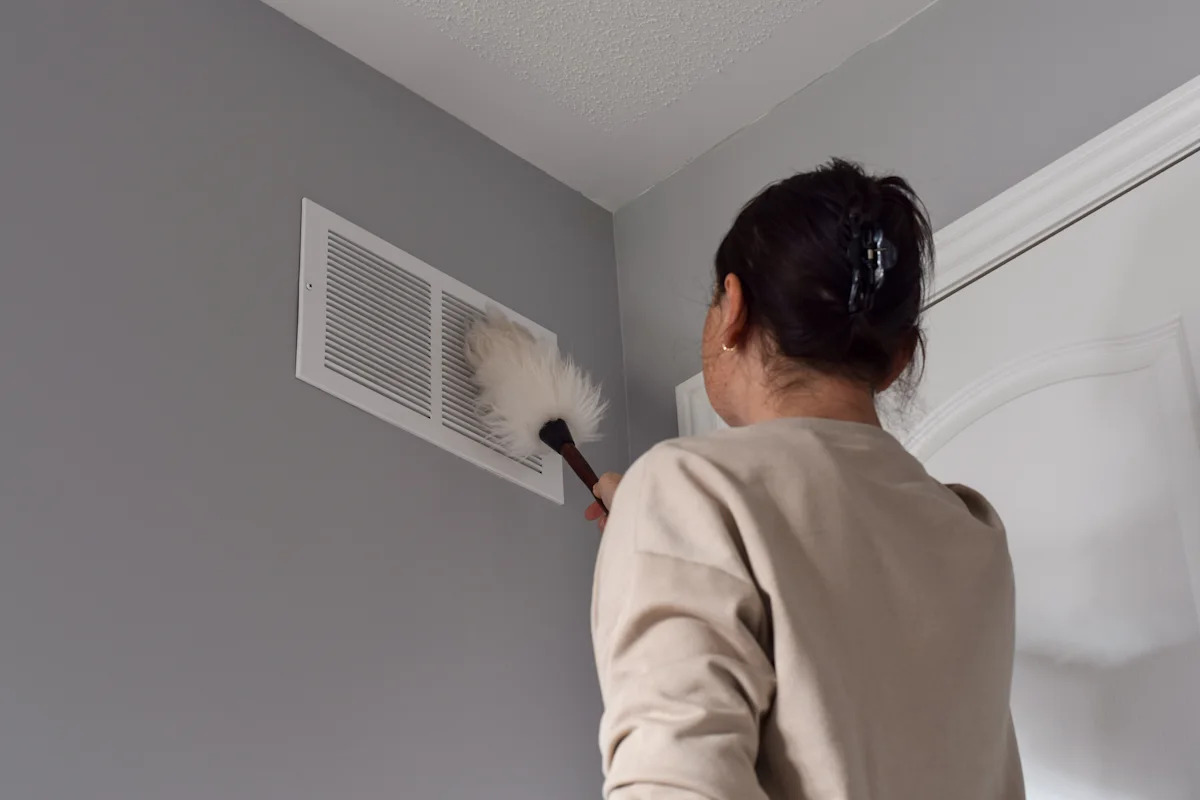 yahoolife's tweet photo. Professional house cleaners reveal the dirtiest, most neglected spots in homes https://t.co/YLMGaZdylo https://t.co/119KrRaJAu