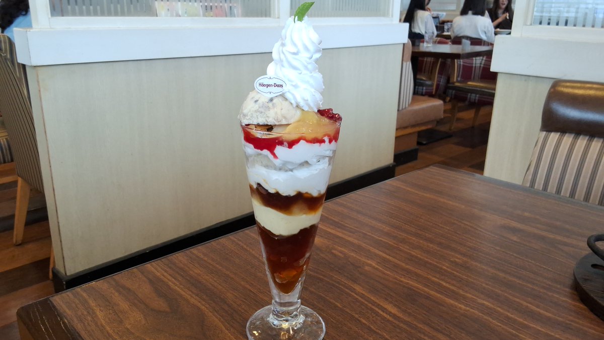 GoldwingSenCha's tweet photo. ジョナサン川崎宿河原店にて
リピート。
紅茶とハーゲンダッツクッキー＆クリームのフェア
でしたので試したところ
ザ無難！
ハズレではないガチャと言ったところでした。
特にクッキー＆クリームだけ注文できるのは
コスパ良く良心的ではなかろうか。 https://t.co/lV7uTpZU5R