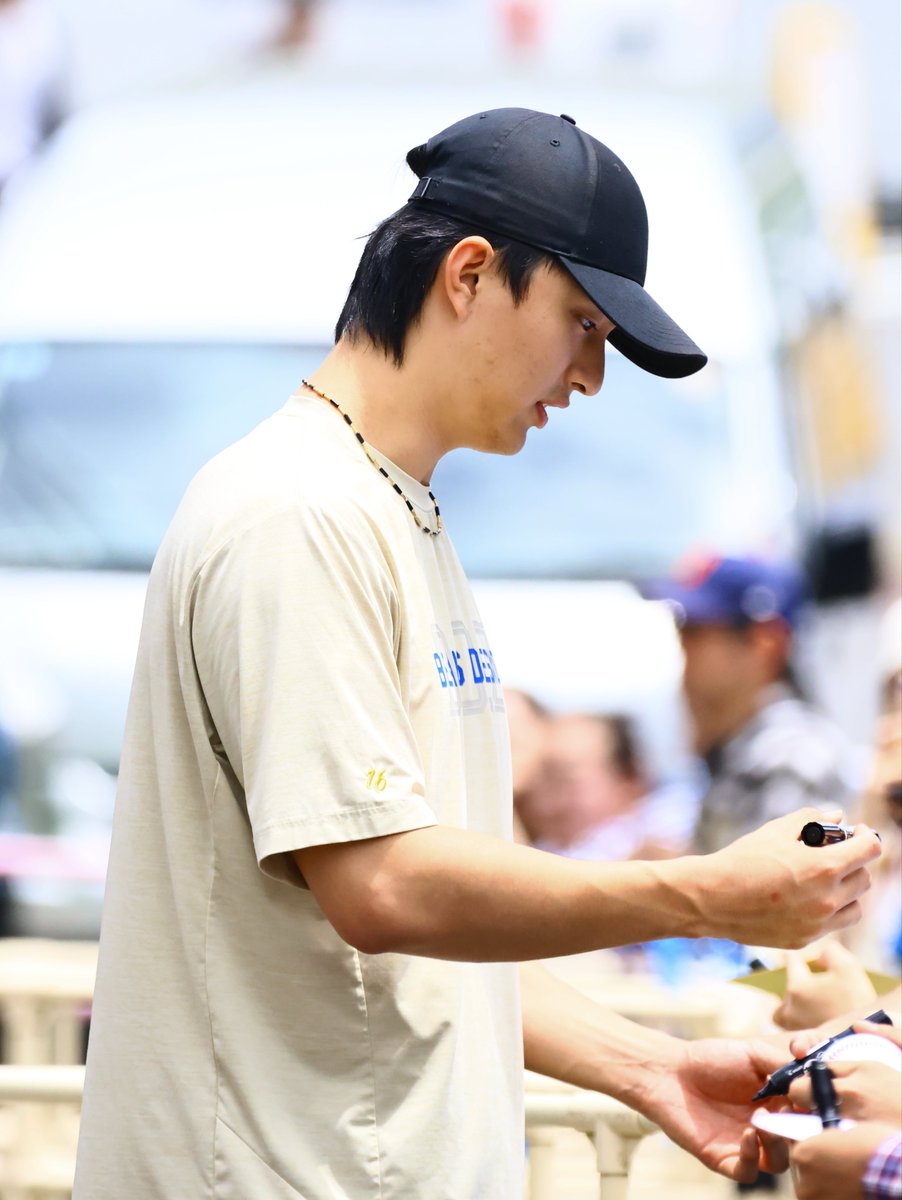 yumerin1024's tweet photo. 昨日は達くんファンロードでサインの大サービスをしてました🤴🤴🤴

📷2026.6.4
#達孝太 #lovefighters https://t.co/a9KsjPeBeI