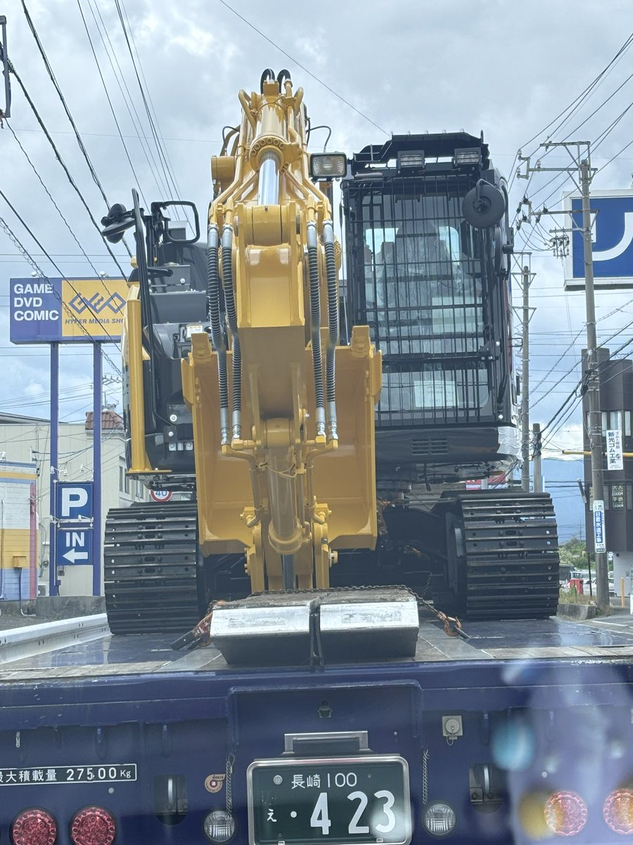 himeringoash's tweet photo. 昨日新車っぽいショベルカーが前走ってて幸い渋滞してたので隅々まで拝見しふおおおおカッコイイー！ってテンション上がった休日を過ごせましたおはようございます☔️
重機は何歳になってもかっこいいなと思います✨(女子です)
伊勢シーのセンネンダイも好きです(無理やり水族館ねじ込む) https://t.co/Z5Oy2dqo5L