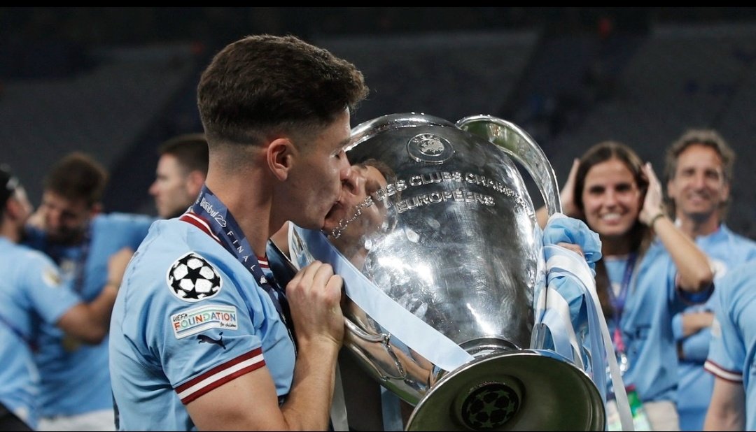 MessiahYaniss16's tweet photo. Florentino Pérez a dit :

• Pas de Premier League.
• Joue dans un club de LDC.
• Niveau GALACTIQUE.
• Milieu de terrain ou attaquant.

Vous pensez que c'est : 

🇵🇹 Joao Neves.
🇵🇹 Vitinha.
🇦🇷 Julian Alvarez. https://t.co/RaJ2L2gP41