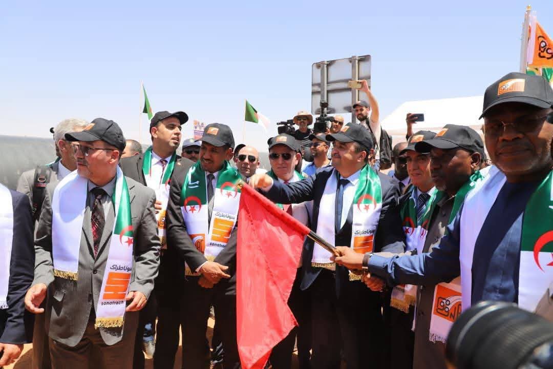 AhmadouAtafa's tweet photo. #Algérie #Niger #Nigeria
L’Algérie a lancé ce 4 juin à N’Guezzam les travaux de son tronçon du gazoduc transsaharien (TSGP). Long d’environ 4.000 km, ce projet doit acheminer jusqu’à 30 milliards de m³ de gaz nigérian par an vers l’Europe via le Niger. #Gazoduc #Gaz #TSGP https://t.co/stYI6V8qQg