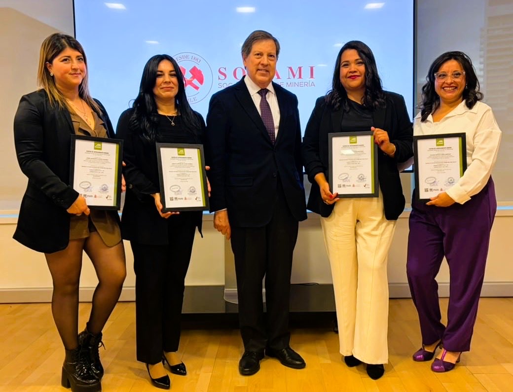 Sonami_Chile's tweet photo. Estamos muy contentos de haber sido parte de una emotiva ceremonia donde 18 mujeres completaron con éxito el curso de “Operación de Camión de Extracción Alto Tonelaje” #CAEX, desarrollado por la Fundación Tecnológica de SONAMI e @Inacex. 👷‍♀️👩‍🎓 https://t.co/fJTvb3An77