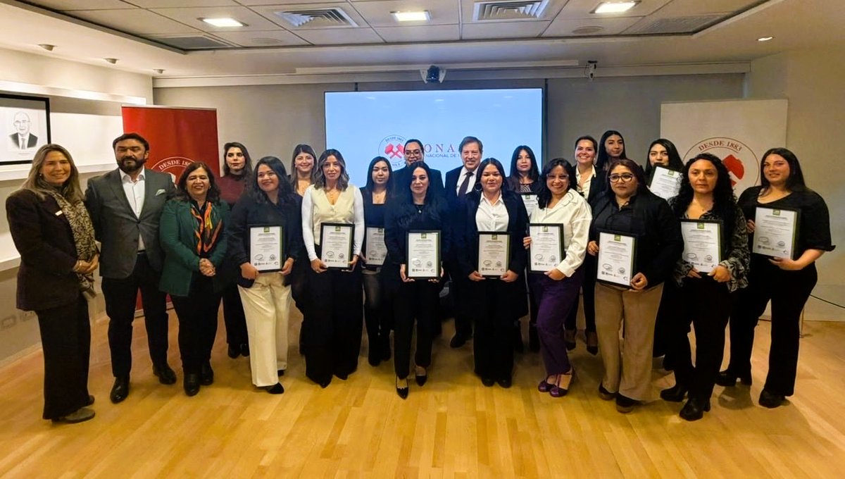 Sonami_Chile's tweet photo. Estamos muy contentos de haber sido parte de una emotiva ceremonia donde 18 mujeres completaron con éxito el curso de “Operación de Camión de Extracción Alto Tonelaje” #CAEX, desarrollado por la Fundación Tecnológica de SONAMI e @Inacex. 👷‍♀️👩‍🎓 https://t.co/fJTvb3An77